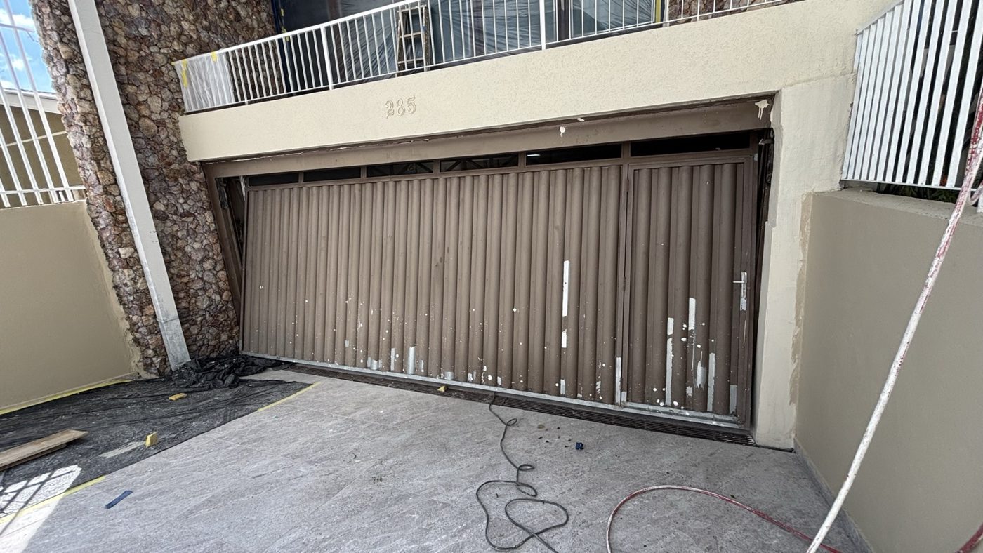 Garagem antes: piso manchado e portão desgastado