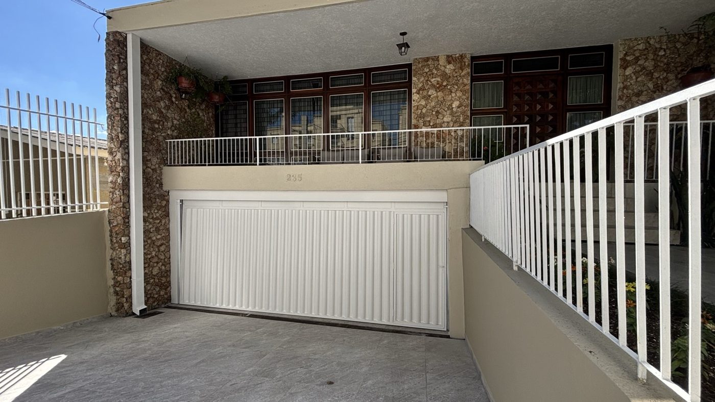 Garagem depois: piso e portão revitalizados com 7 em 1